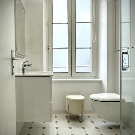 Elegant Near The European Quarter 아파트 *